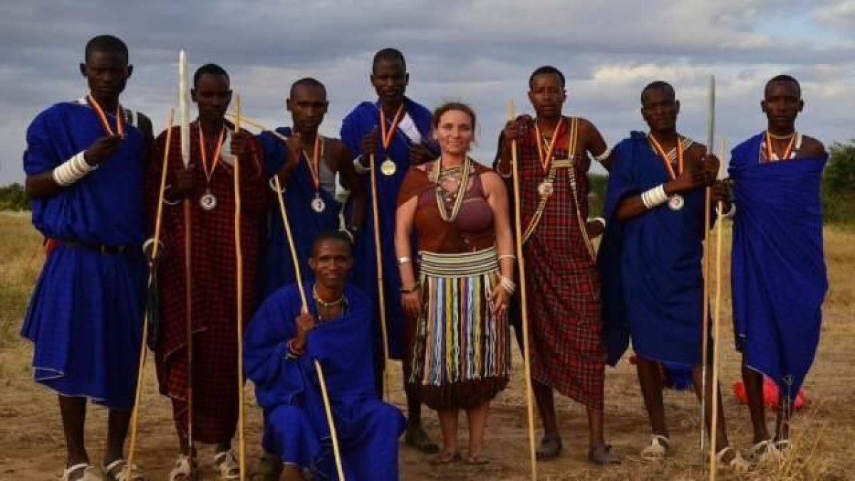 Algunos integrantes de la tribu Barabaig, ataviados y armados para comenzar la caza del león sin más ayuda que la de su propia lanza e ingenio (imagen de Philip J. Briggs).