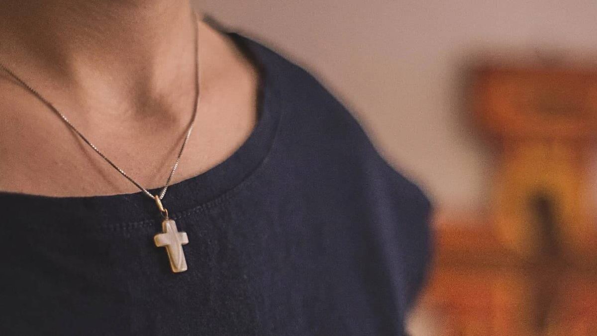 En algunos países europeos llevar una simple cruz al cuello ha llegado a costar su trabajo o como mínimo una reprimenda a varios cristianos.