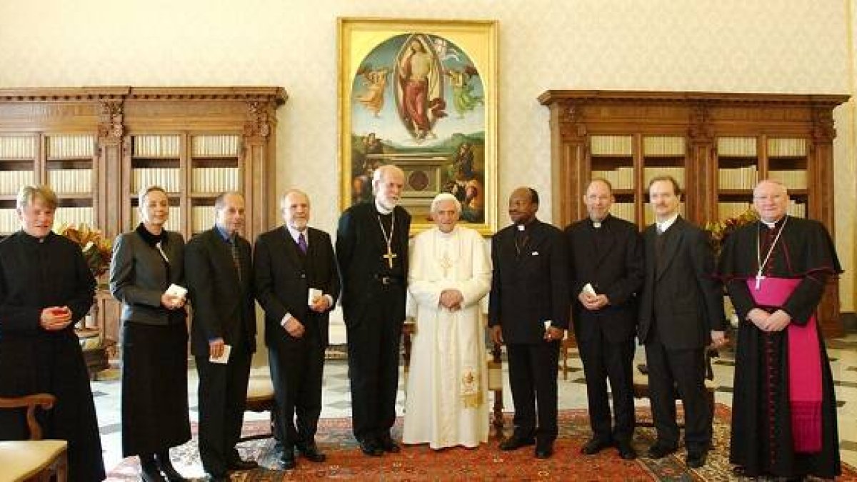 Benedicto XVI con una delegación internacional de líderes luteranos en 2005