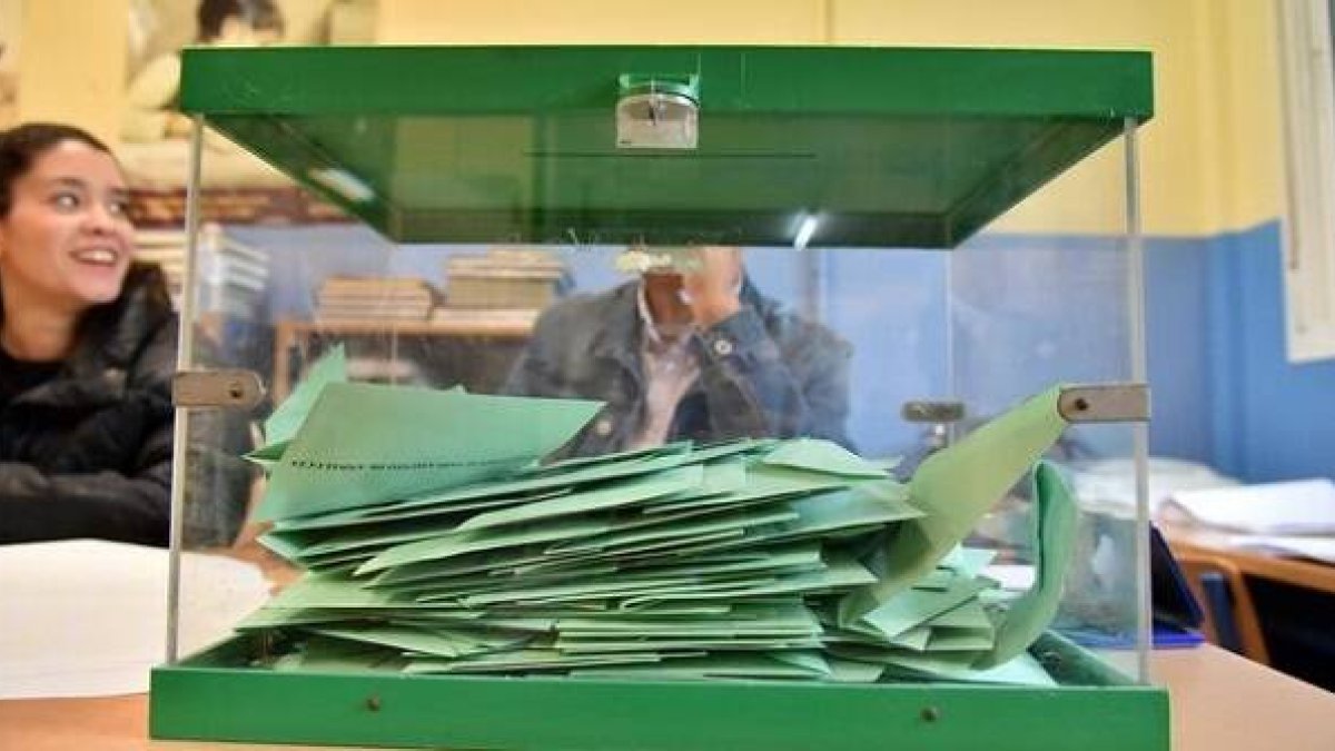 Una urna en las elecciones andaluzas de 2018 - foto de Jorge del Águila en Diario de Cádiz