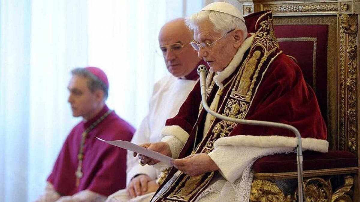 11 de febrero de 2013, momento en el que Benedicto XVI anuncia en latín que renuncia al ministerio petrino