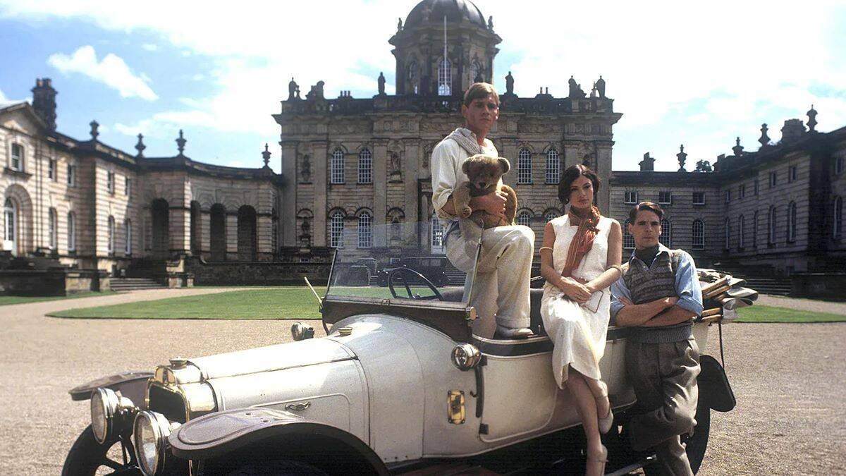 Anthony Andrews (Sebastian), Diana Quick (Julia) y Jeremy Irons (Charles), protagonistas de la serie televisiva 'Retorno a Brideshead' (1981), una excelente versión de la novela de Evelyn Waugh.