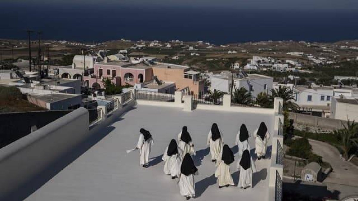Las 13 dominicas de Santorini rezan por el mundo y por los numerosos turistas que cada año visitan la isla griega / Petros Giannakouris / Associated Press