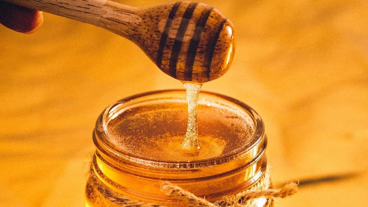 El manipulador de las dulces formas es empalagoso como la miel. Solo salta enojado cuando alguien cuestiona su empalagamiento. Foto: Art Rachen / Unsplash.