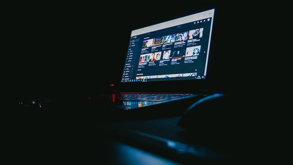 La accesibilidad de la pornografía genera un problema que va más allá de lo personal, porque una sociedad sana no puede construirse con tantas personas esclavizadas por esa plaga desde tan jóvenes. Foto (contextual): Leon Bublitz / Unsplash.