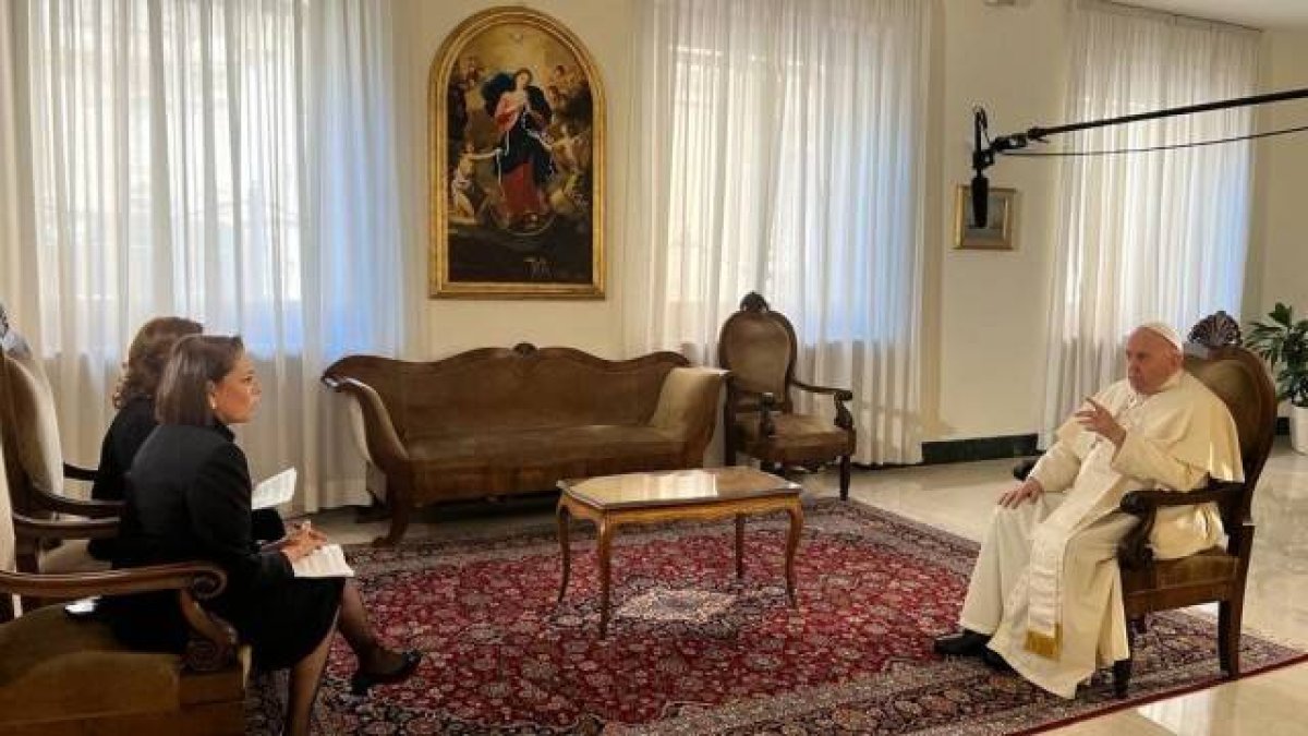 La posibilidad de renuncia, la rodilla, el aborto, la guerra, Cuba o Biden fueron algunos de los temas centrales de la entrevista del Papa en Univisión.