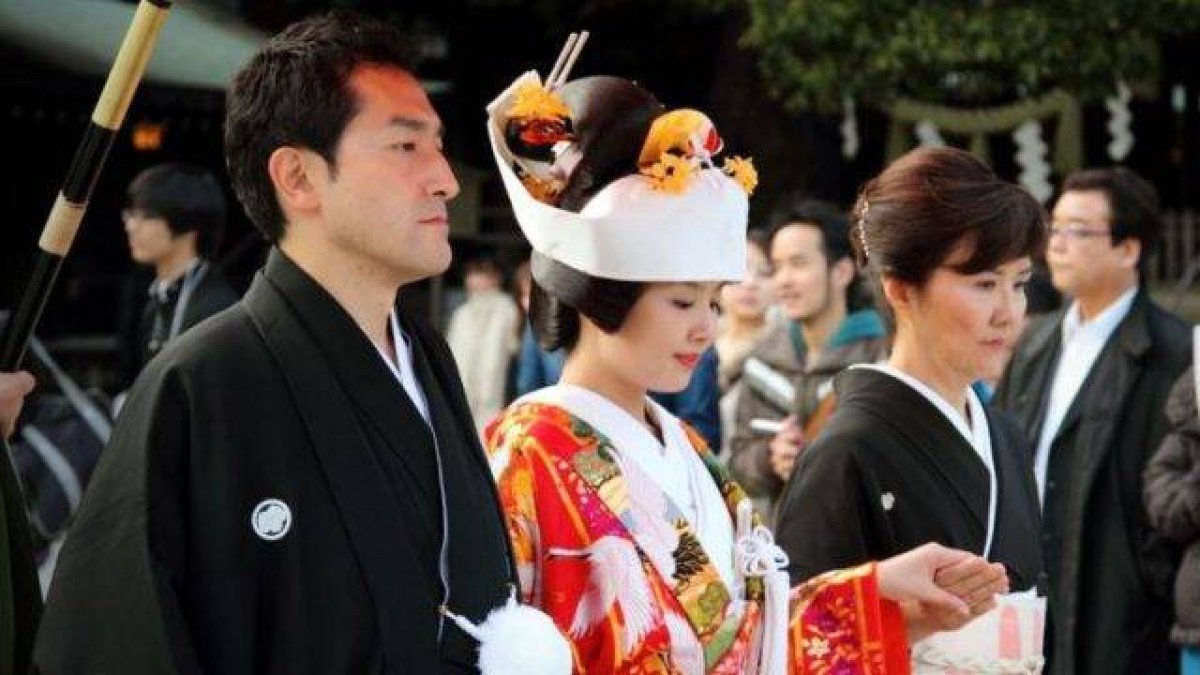 En lo relativo al matrimonio, Japón ofrece cifras peculiares: cada vez son más los que no quieren casarse y apenas hay católicos, pero de los que toman la decisión, una mayoría lo hacen en iglesias católicas.