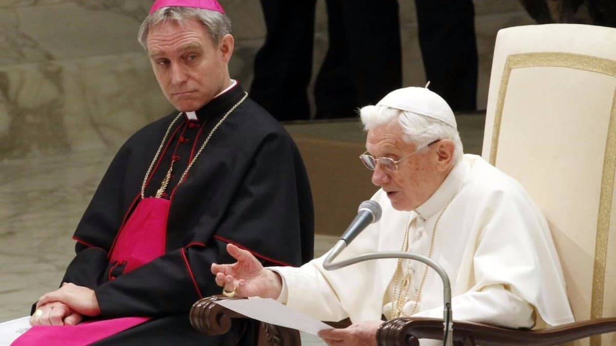 Benedicto XVI, en una de sus profundas catequesis de las audiencias generales de los miércoles, en presencia del arzobispo Georg Gänswein.