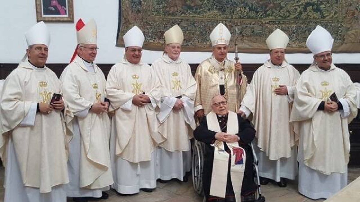Antonio Montero, sentado, con 90 años en 2019, y 50 de obispo, rodeado de obispos...