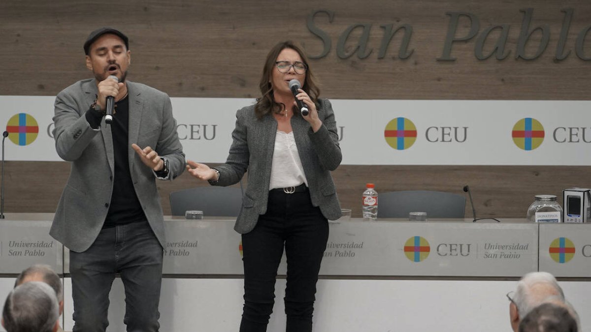 Carlos y Carito son un matrimonio venezolano que evangeliza con mucho éxito a través de sus canciones.