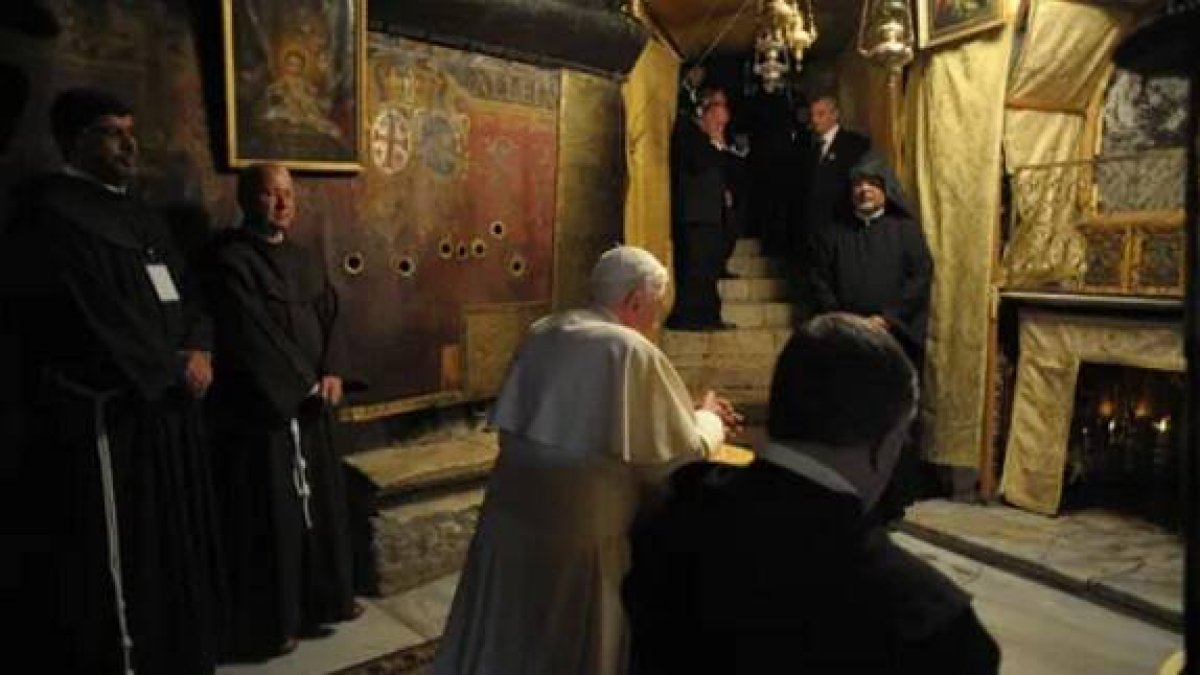 El Papa Benedicto en 2009 reza en Belén, en la cueva de la Natividad