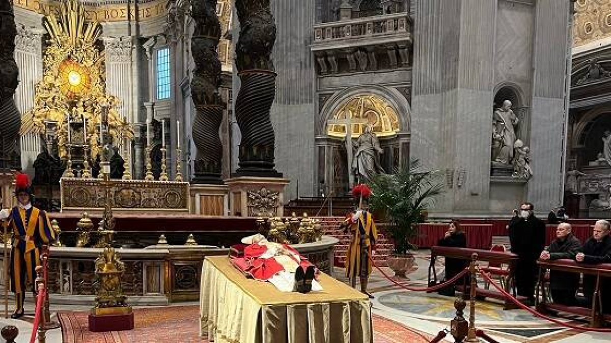 Los fieles velan y rezan ante los restos de Benedicto XVI en la basílica de San Pedro