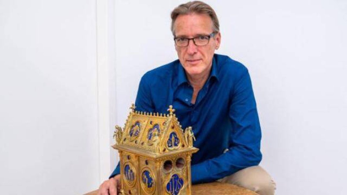 El detective de arte holandés Arthur Brand, con el relicario de la 