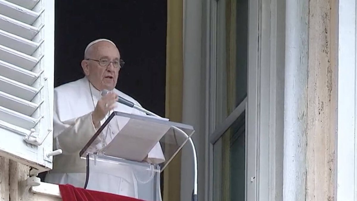 El Papa celebró este domingo el habitual rezo del Ángelus desde el Palacio Apostólico del Vaticano: