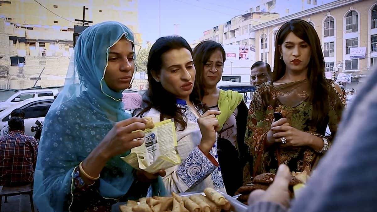 En la India hay una amplia comunidad de eunucos, una de cuyas profesiones es la actuación en bodas y otras fiestas. Foto: captura reportaje canal Saysa Production.