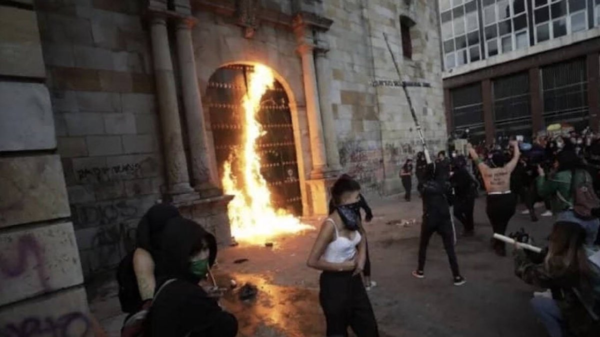 Feministas violentas intentan quemar la iglesia de San Francisco en Bogotá el 8 de marzo de 2021.