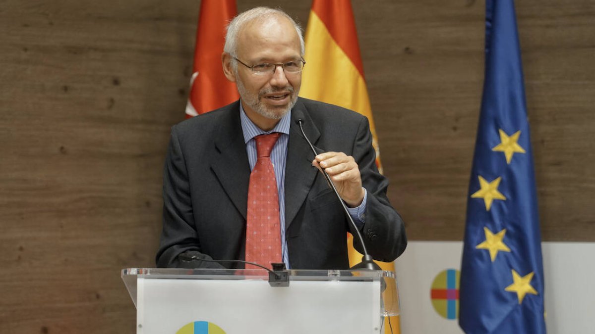 El presidente del Colegio de Médicos de Madrid fue galardonado por su incansable defensa de la vida desde su profesión.