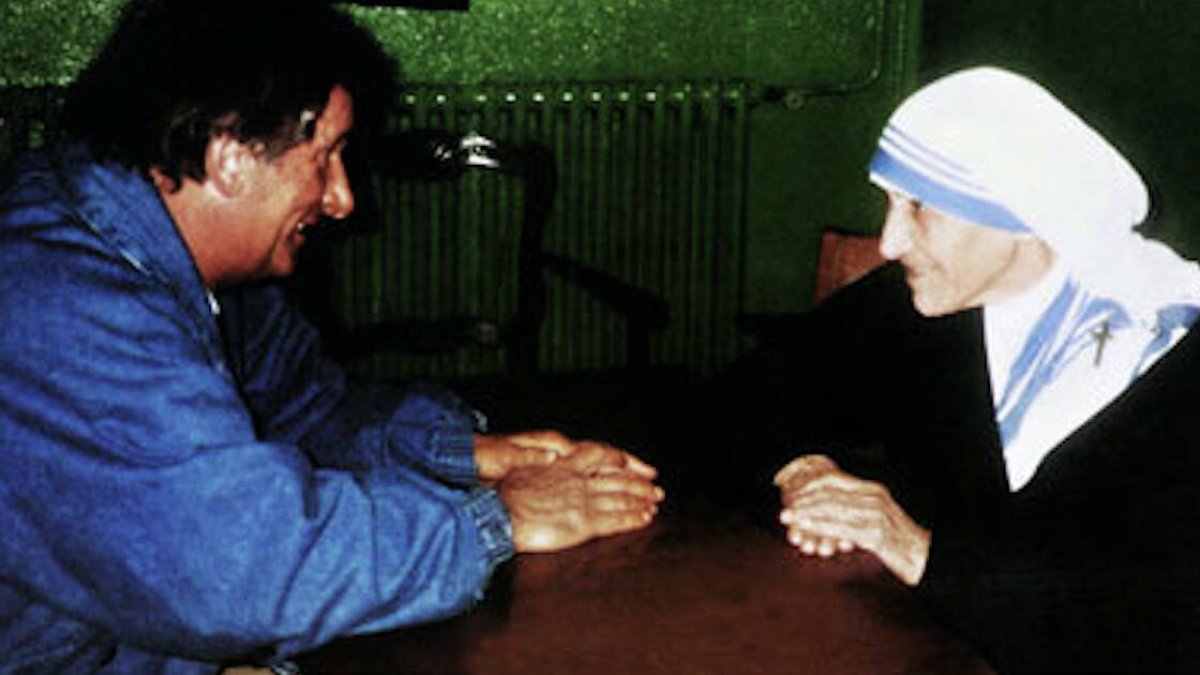 El escritor francés, autor de algunos de los libros más vendidos del siglo XX, conoció a la Madre Teresa en Calcuta (India) en los años ochenta: «Tenía una fuerza extraordinaria porque veía a Cristo en cada leproso».
