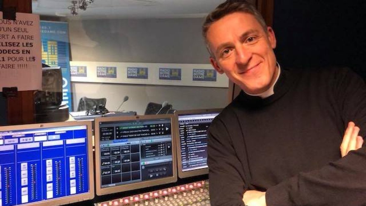 Pierre Amar, en el estudio de Radio Notre Dame, donde respondió durante cinco años a las preguntas de los oyentes.