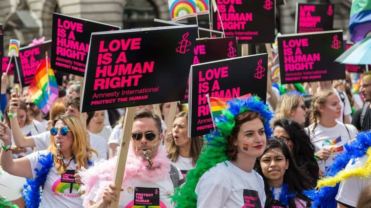 El amor que pregona el homosexualismo está desconectado de la realidad de las cosas y de la Ley Natural y la verdad.