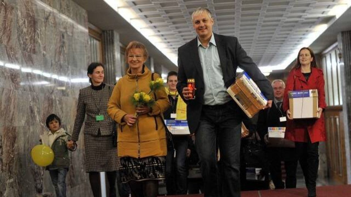 Alex Primc y otros líderes profamilia con miles de firmas en 2015 para un referéndum popular que quitó el matrimonio gay en Eslovenia