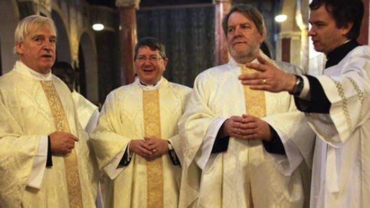 Los ex-obispos anglicanos Newton, Broadhurst y Burnham, en 2011, al ser ordenados sacerdotes católicos, germen del ordinariato