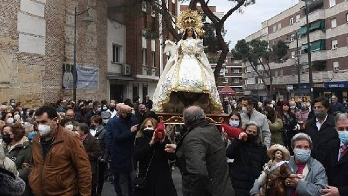Procesión con la Virgen de la Paz por las calles de Alcobendas en marzo de 2022