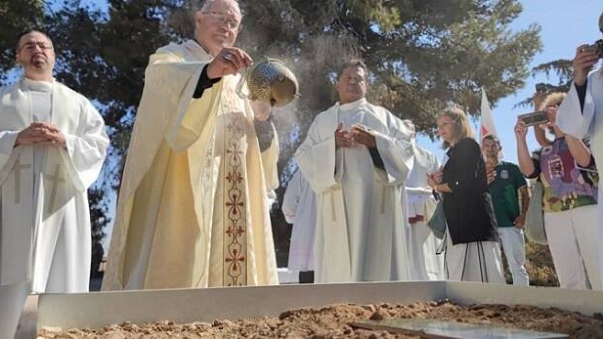 Francisco Cerro, arzobispo de Toledo, bendice la primera piedra de la capilla de Guadalupe en el Campo de los Pastores