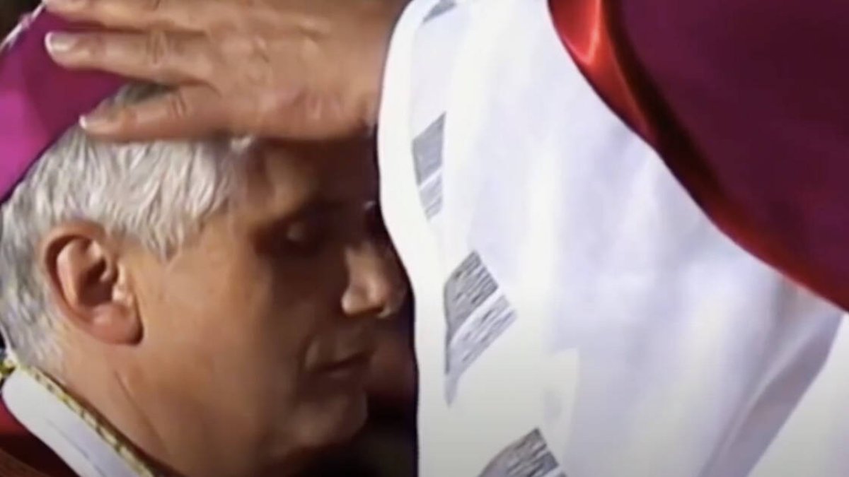 El documental revela que su entorno intentó disuadirle. Así lo admite sin ambages en el documental su secretario Georg Gänswein, a lo que el Papa le contestó que lo había rezado y no habría marcha atrás.