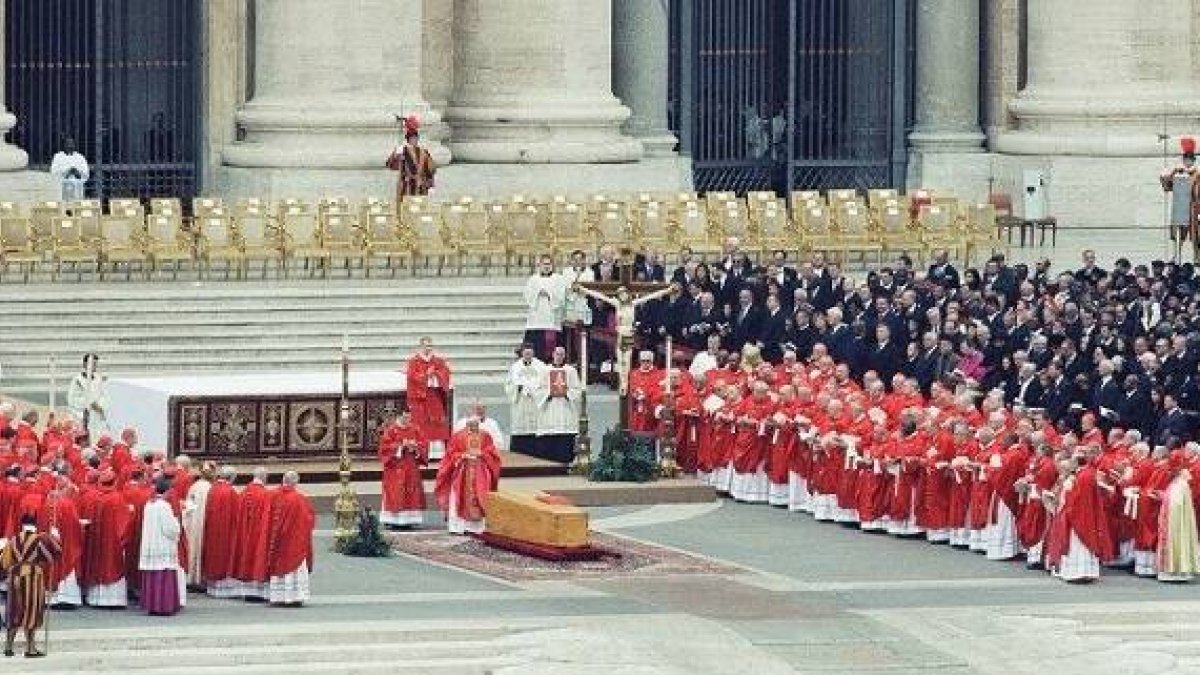 La foto recoge el último funeral de un Papa, el de Juan Pablo II en 2005, presidido por el entonces cardenal Ratzinger