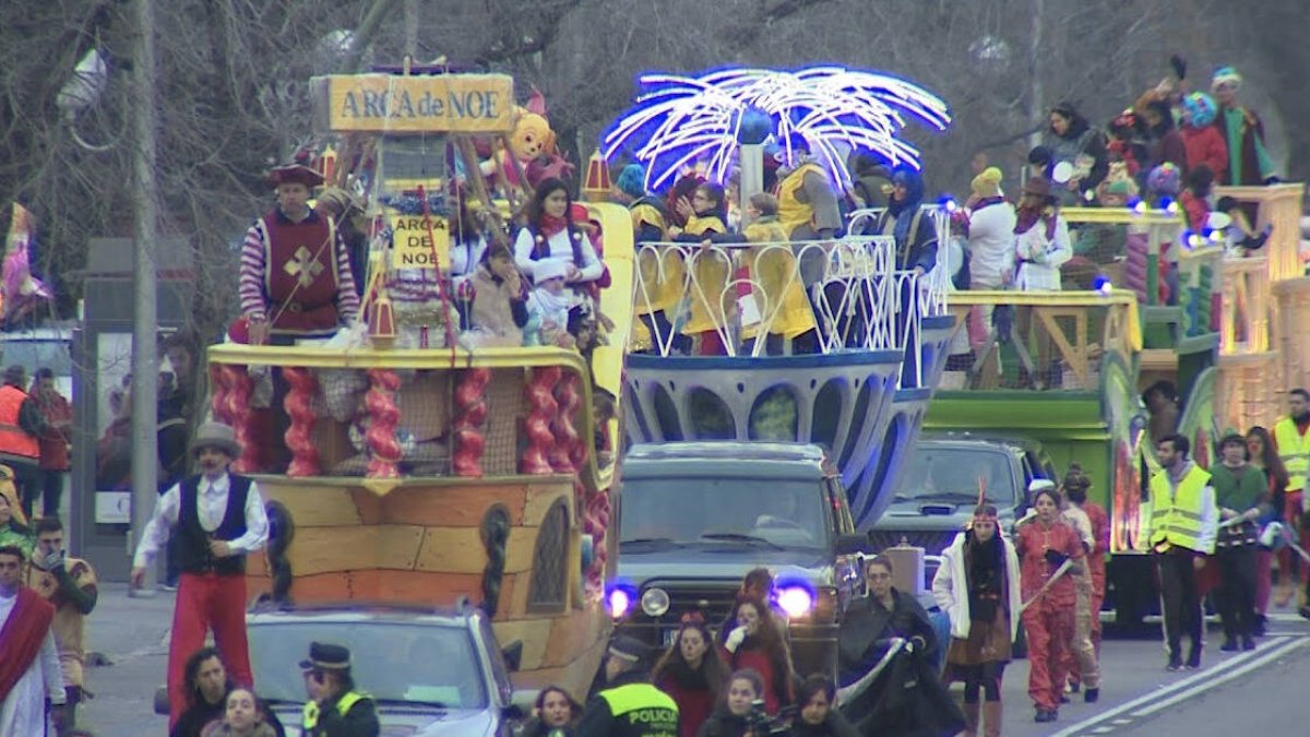 Los Reyes Magos llegarán la noche del cinco al seis de enero a millones de casas españolas, antes de eso, niños y mayores, participan en las cabalgatas a la espera de sus regalos.