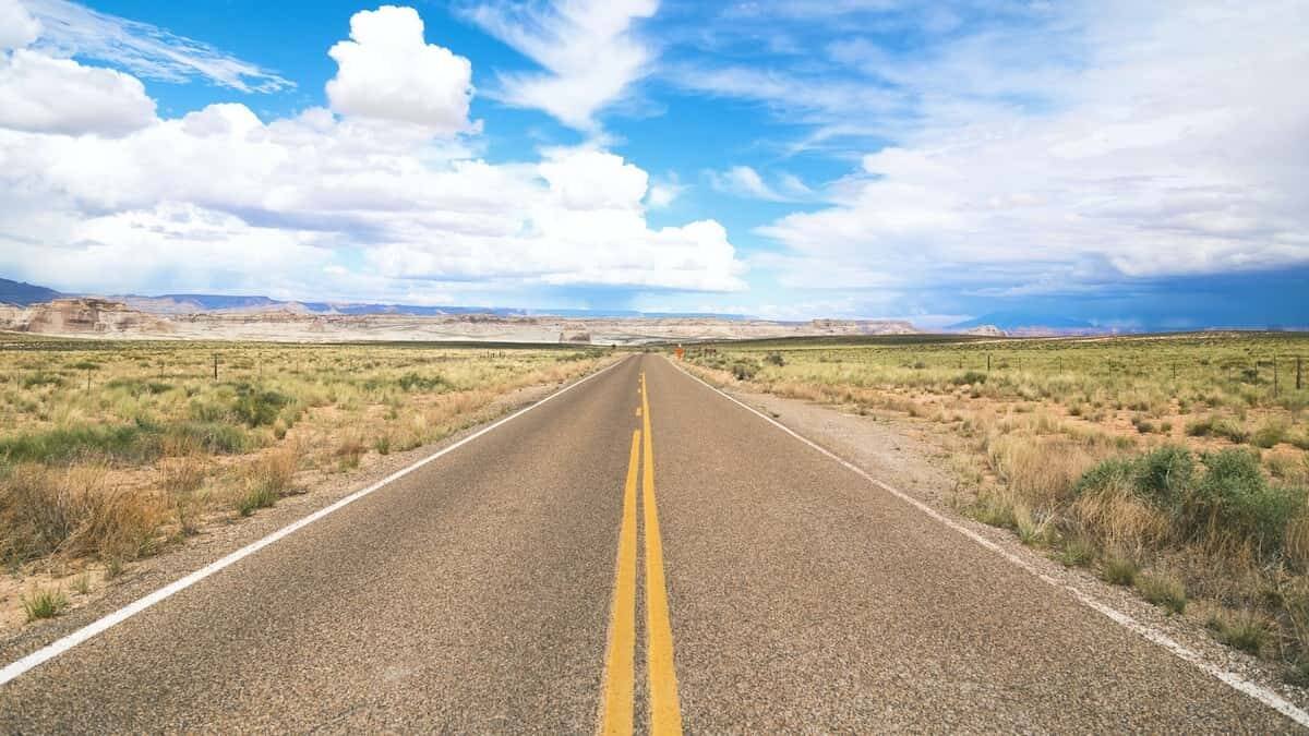 En los juicios morales hay que mantenerse dentro de la carretera: sin salirse ni por un borde ni por el otro. Foto: Sebastien Gabriel / Unsplash.