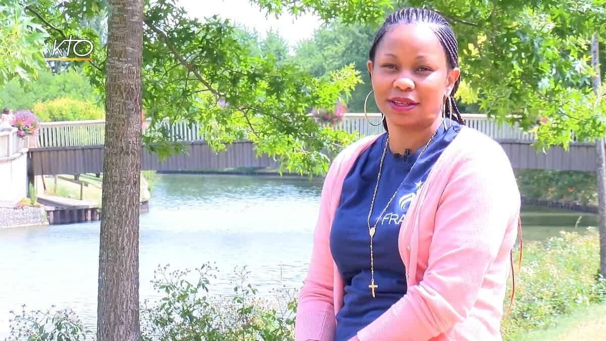 Suzanne Carine recibió, en sueños y en vigilia, dos peticiones coincidentes: reza.