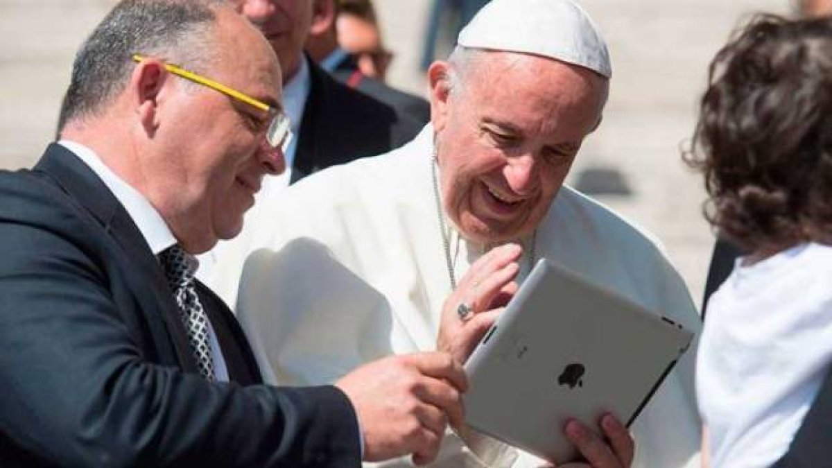 El Papa Francisco expone las ventajas que las redes sociales tienen en la Nueva Evangelización, pero no están exentas de peligro.