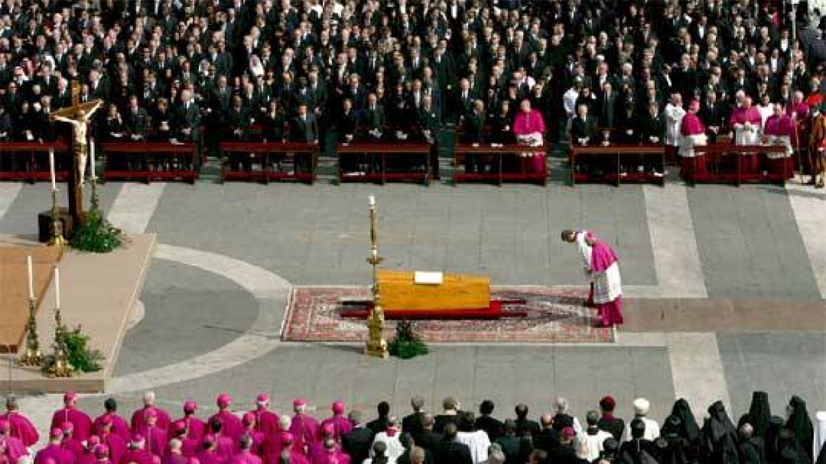Miles de personas asistieron a las exequias por el Papa emérito.