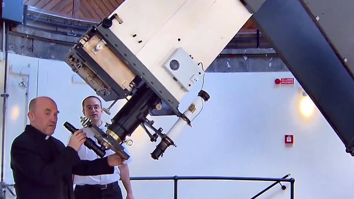 Gionti y Galaverni pueden trabajar en el Observatorio Vaticano con mayor libertad que en otros centros porque están menos sujetos a condicionantes económicos o académicos. Foto: Captura Tg2.