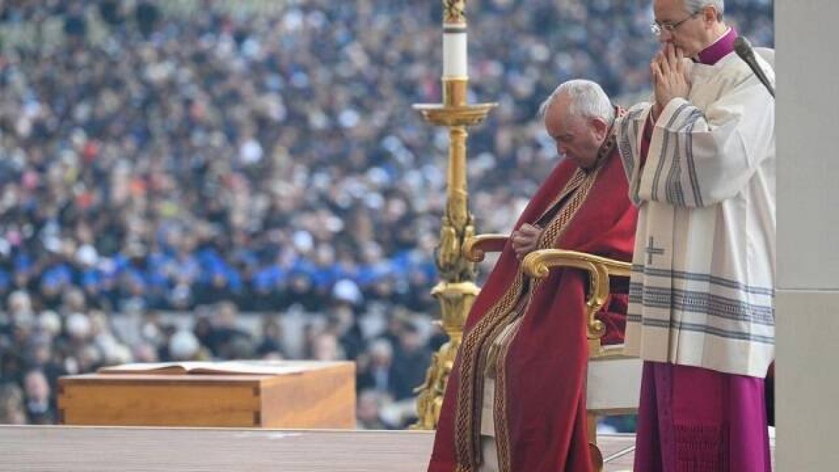 Francisco, el féretro de Benedicto y el pueblo fiel... si el pueblo, dijo el Papa, el pastor no puede servir