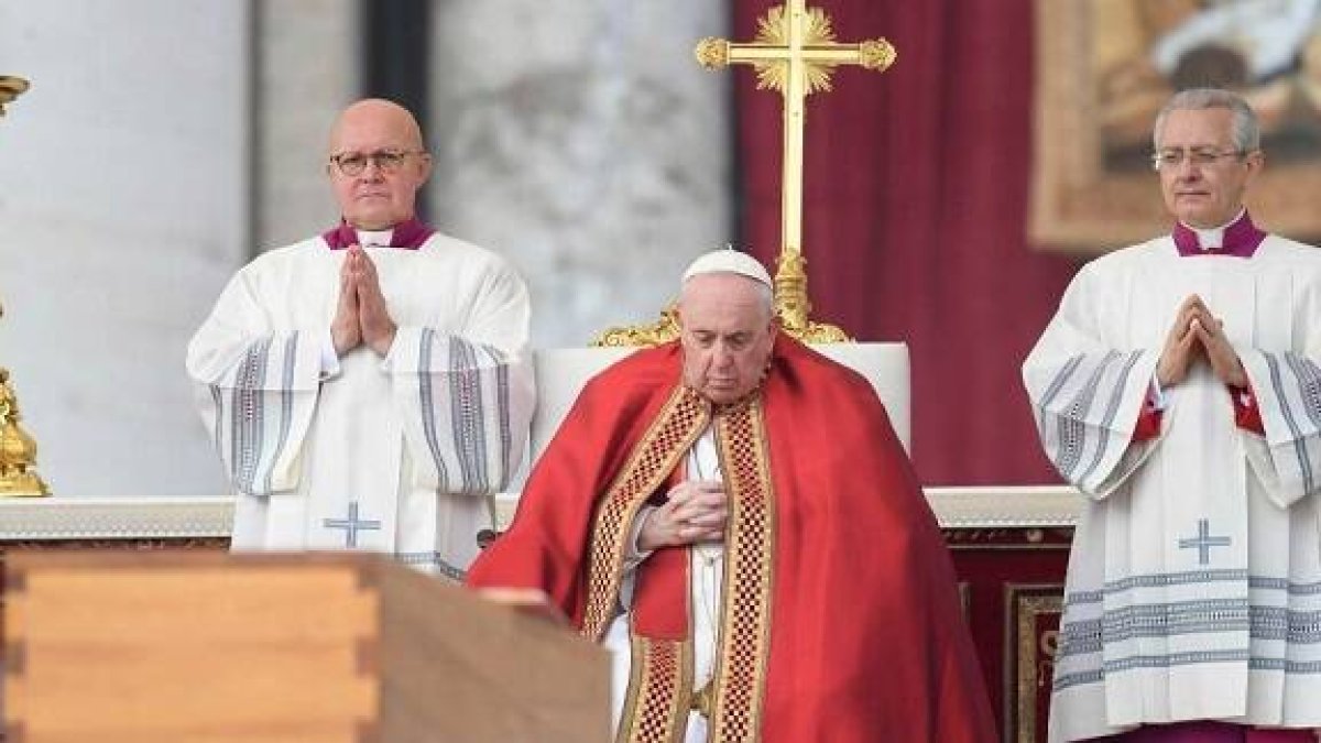 El Papa Francisco medita ante el féretro de Benedicto XVI en su funeral en la Plaza de San Pedro... casi nunca un Papa presidió el funeral de otro