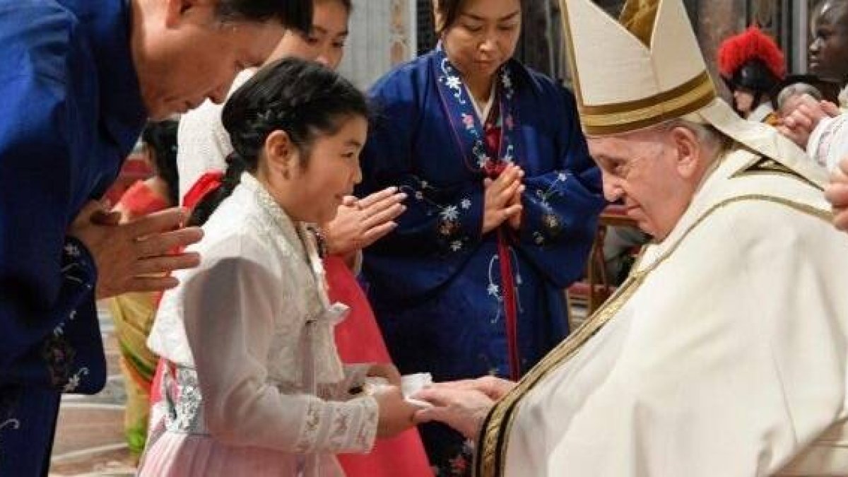 Unos visitantes de Oriente llevaron las ofrendas al Papa en la misa de Epifanía