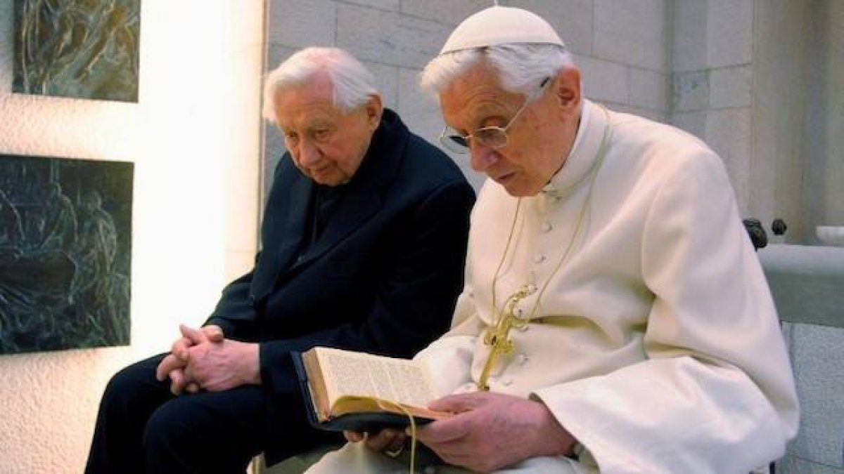 Benedicto XVI con su hermano Georg Ratzinger: el amor a su familia y a su patria está muy presente en su testamento espiritual.