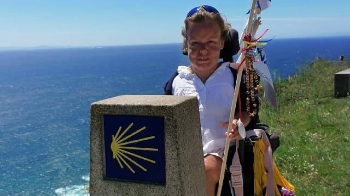 Marie-Caroline es una joven de Versalles de 37 años que tiene una discapacidad física que no le permite andar.