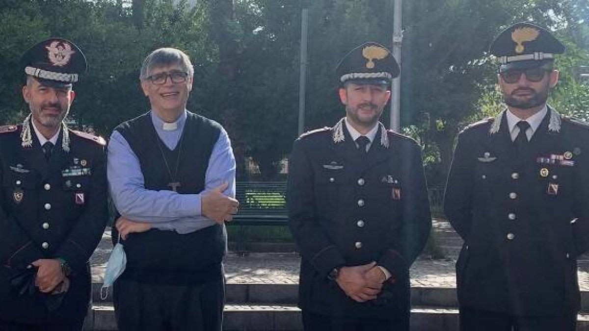 El Padre Maurizio en la fiesta de los Carabineros en verano, a los que apoya contra la mafia y la corrupción