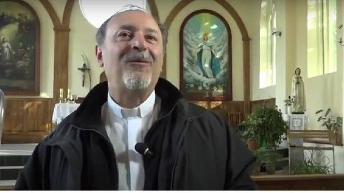 El padre Expósito, misionero argentino, en su parroquia de Taraz, en Kazajistán, habla en Trece