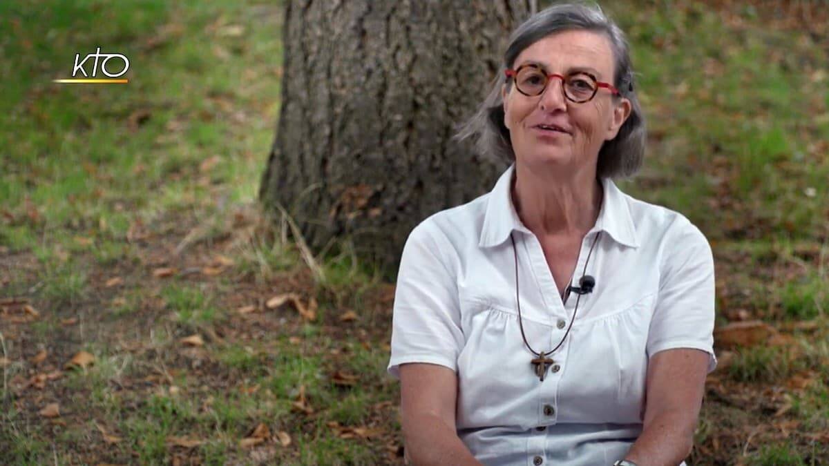 El testimonio de integridad de un compañero de trabajo, su amabilidad y simpatía, le hicieron interesarse por la fe de la que Elaine se burlaba.