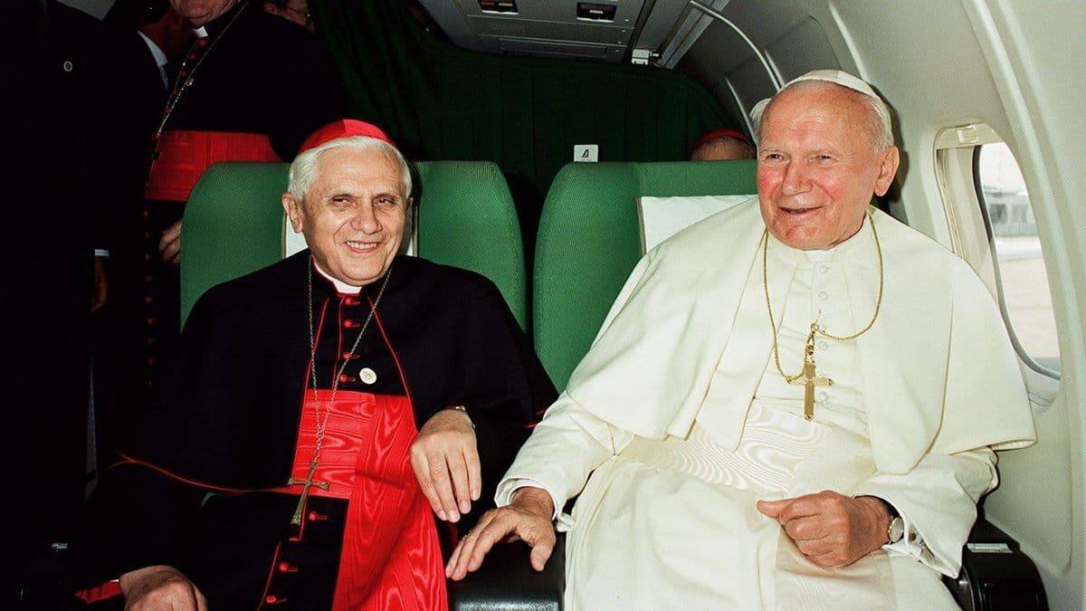 Juan Pablo II y el cardenal Joseph Ratzinger, durante el viaje a Alemania de 1996. El Catecismo de la Iglesia Católica es un empeño personal de ambos. Foto: Vatican News.