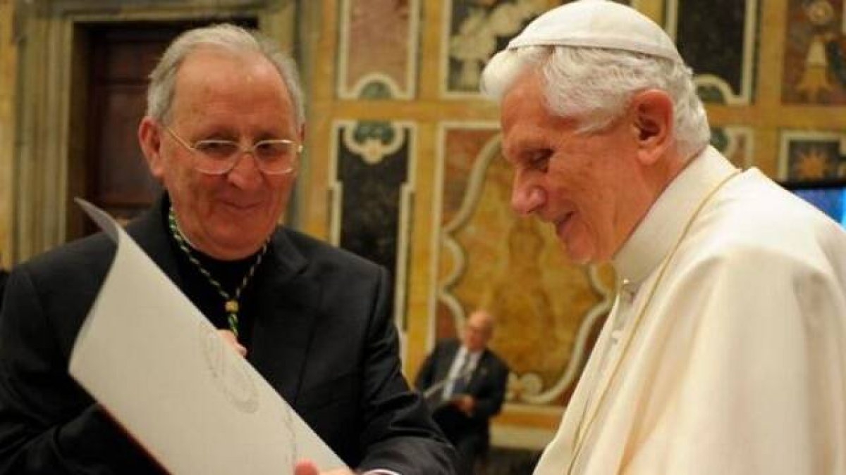 Benedicto XVI y Olegario González de Cardedal, al recibir éste el Premio Ratzinger en su primera convocatoria.