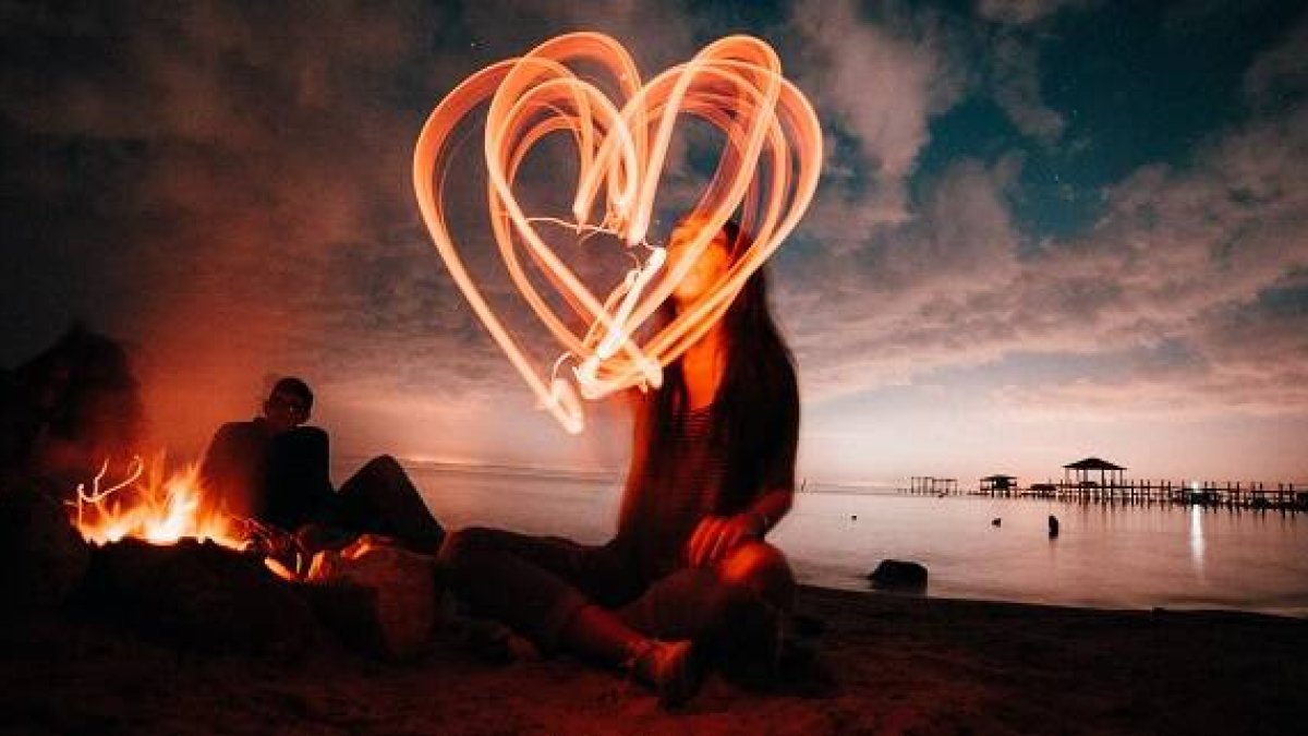 El Corazón de Jesús arde en amor por los hombres - en 2022 coincide con la fiesta de fuego y agua de San Juan - foto de Rhand McCoy en Unsplash