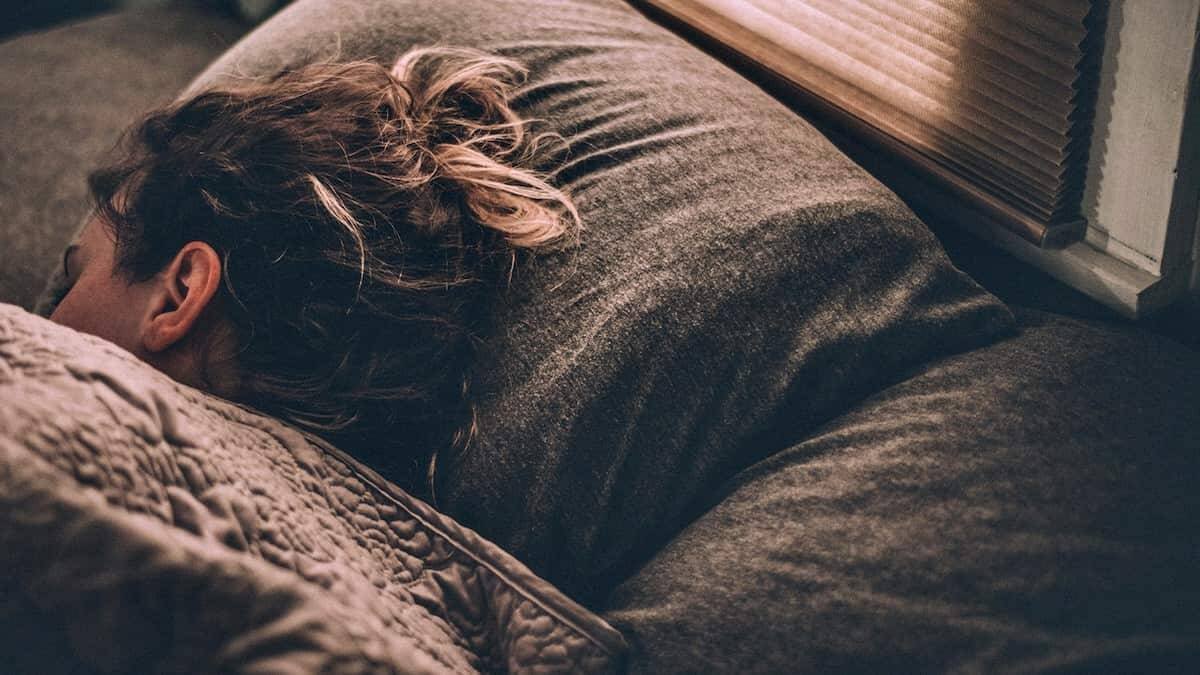 Cualquier pretexto puede parecernos buenos para incumplir el precepto dominical (dormir un poco más es uno de ellos). Pero hay que ser consciente de cómo lo están entendiendo nuestros hijos. Foto: Gregory Pappas / Unsplash.