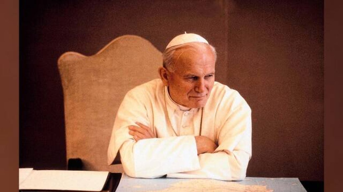 Juan Pablo II con aspecto de tramar algo en los años 80... y un mapa de España en la mesa