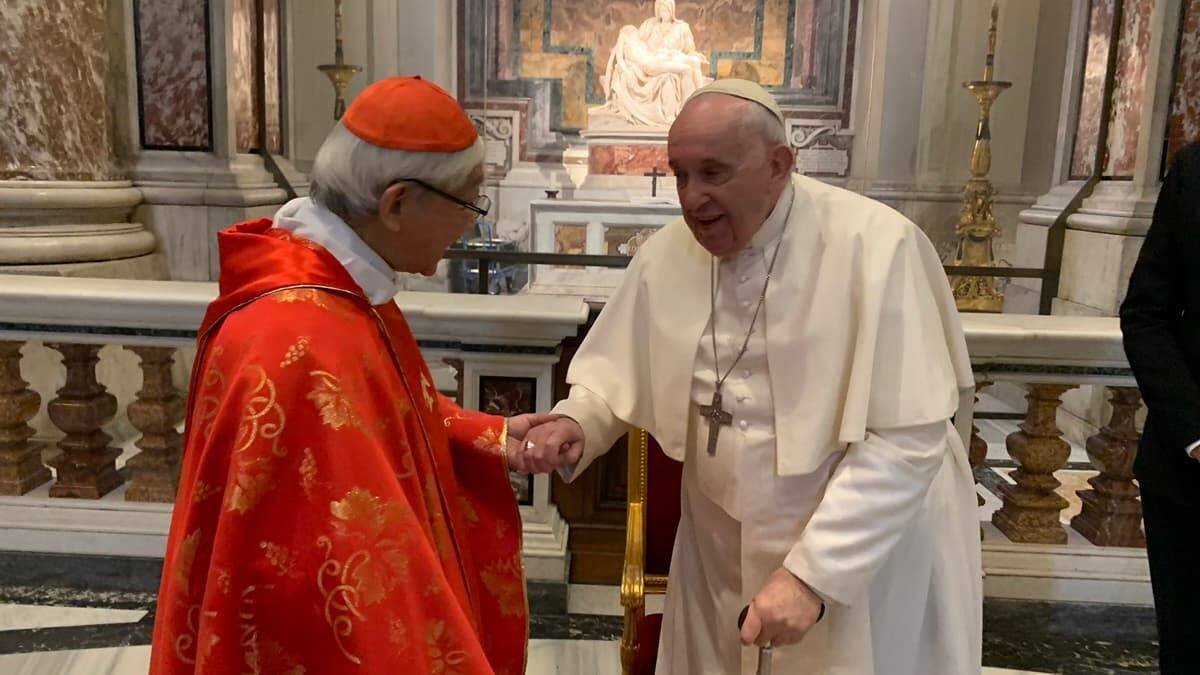 El cardenal Zen saluda brevemente al Papa Francisco en la basílica de San Pedro, con la Piedad de Miguel Ángel al fondo.